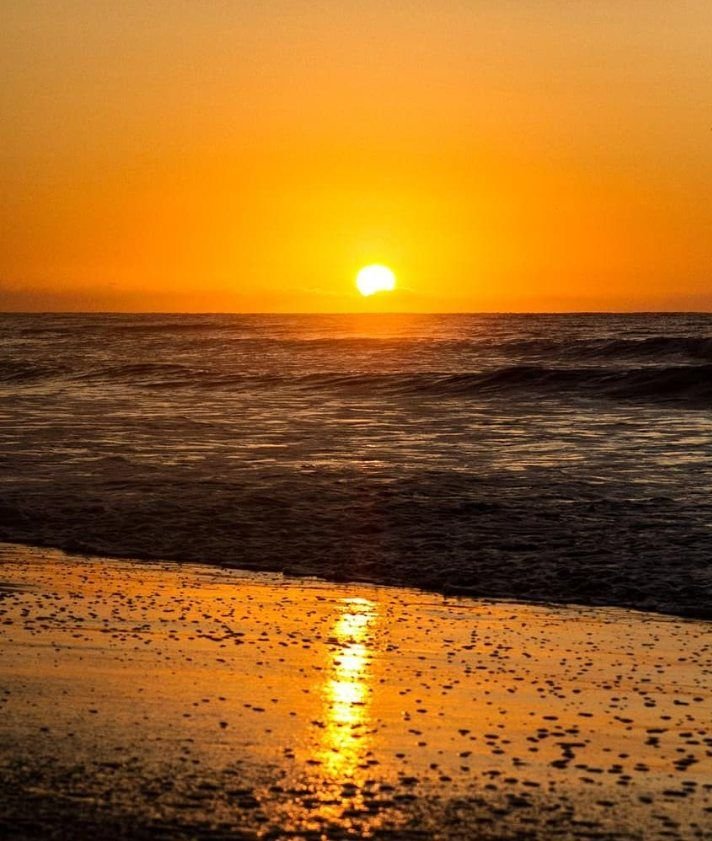 Sol saliendo sobre el mar en la hora dorada, Arenas Verdes
